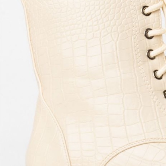 🎊HP🎉 Dolls Kill Ivory Chelsea Vegan Crocodile Leather Lace Up Flat Boots - Picture 4 of 5